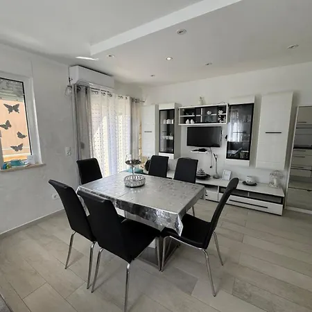 Ivona Apartman *